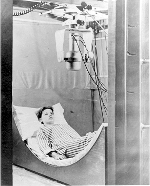 Enfant placé dans un lit expérimental sous appareil d'observation médicale