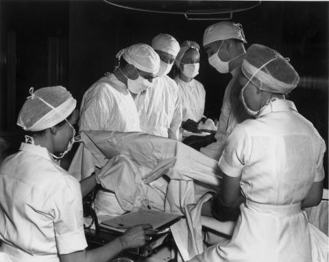 Équipe médicale réalisant une procédure expérimentale sur un sujet au bloc opératoire